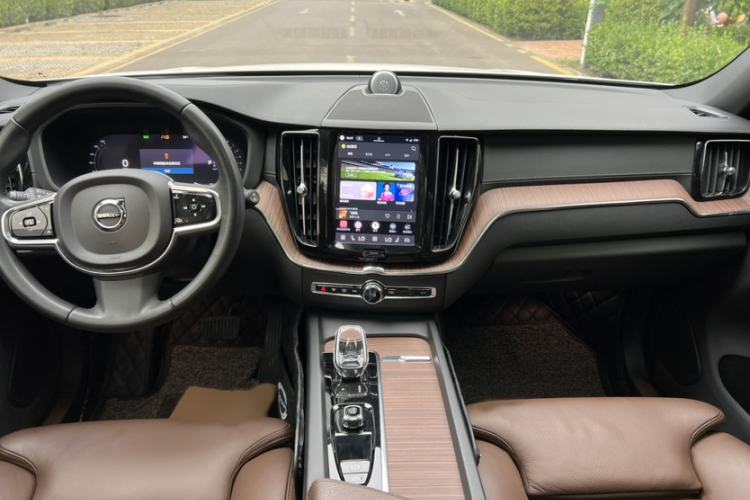 Used Volvo XC60 2022 B5 4x4 Smart Luxury Edition Interior 1