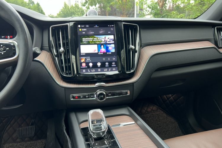 Used Volvo XC60 2022 B5 4x4 Smart Luxury Edition Interior 10