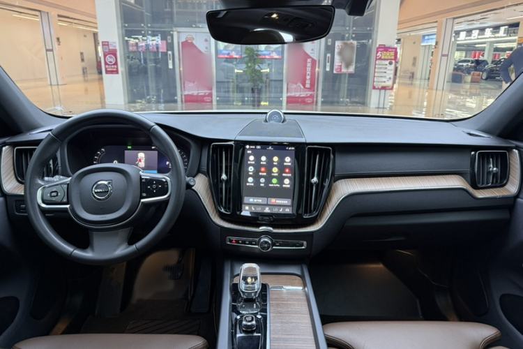 Used Volvo XC60 2022 B5 4x4 Smart Luxury Edition Interior 2