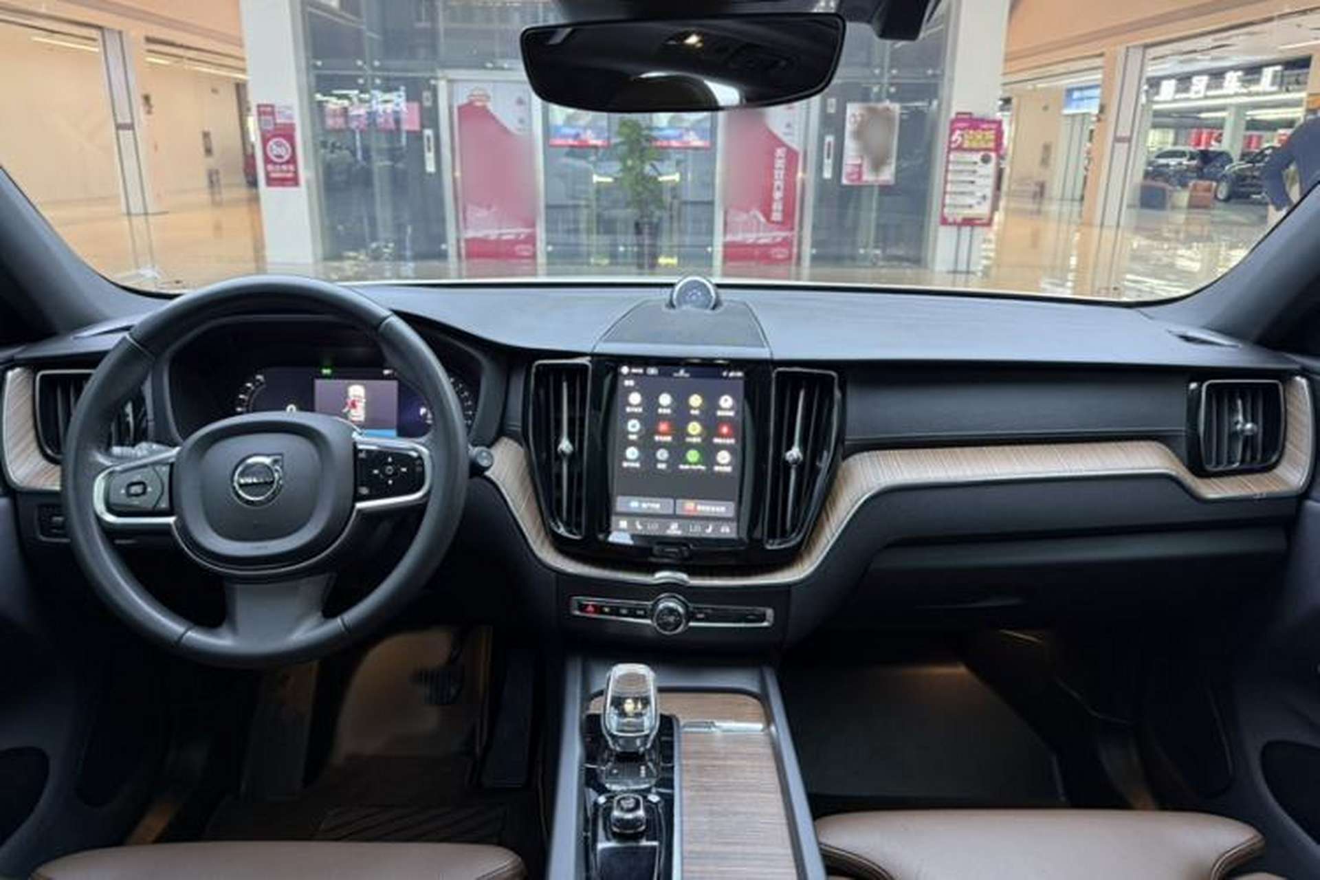 Used Volvo XC60 2022 B5 4x4 Smart Luxury Edition Interior 2