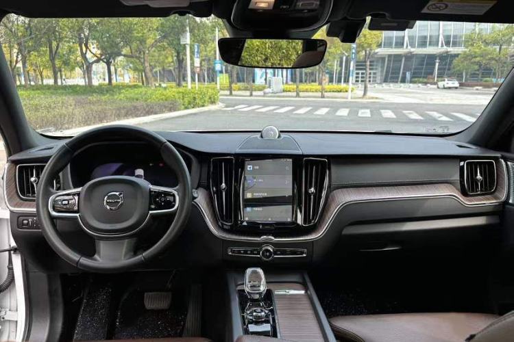 Used Volvo XC60 2022 B5 4x4 Smart Luxury Edition Interior 3