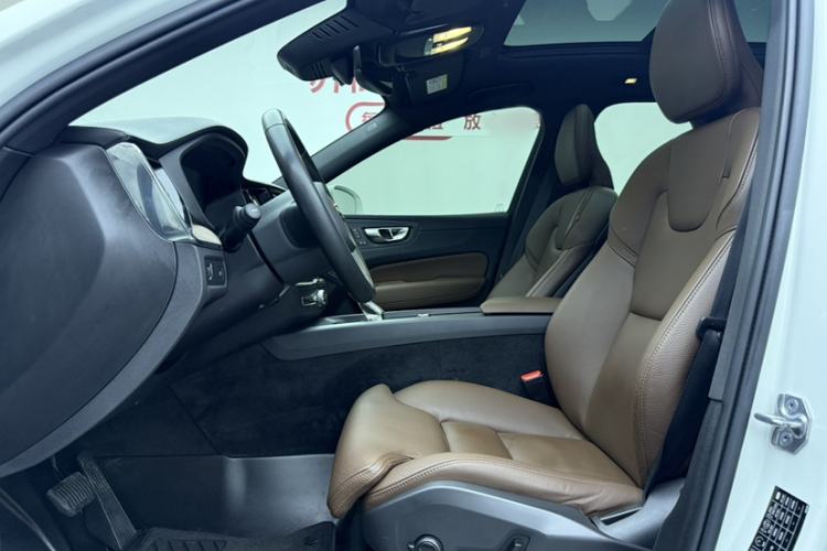 Used Volvo XC60 2022 B5 4x4 Smart Luxury Edition Interior 3