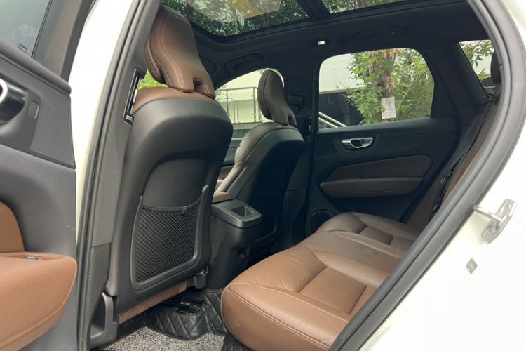 Used Volvo XC60 2022 B5 4x4 Smart Luxury Edition Interior 3