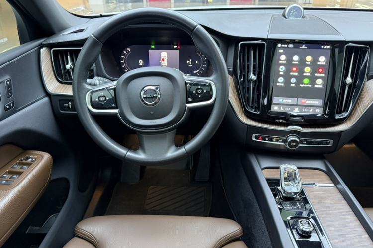 Used Volvo XC60 2022 B5 4x4 Smart Luxury Edition Interior 4
