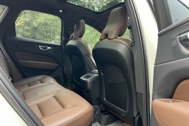 Used Volvo XC60 2022 B5 4x4 Smart Luxury Edition Interior 4