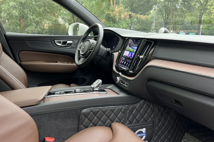Used Volvo XC60 2022 B5 4x4 Smart Luxury Edition Interior 5
