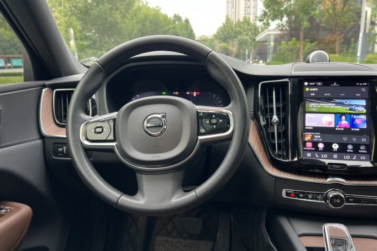 Used Volvo XC60 2022 B5 4x4 Smart Luxury Edition Interior 6