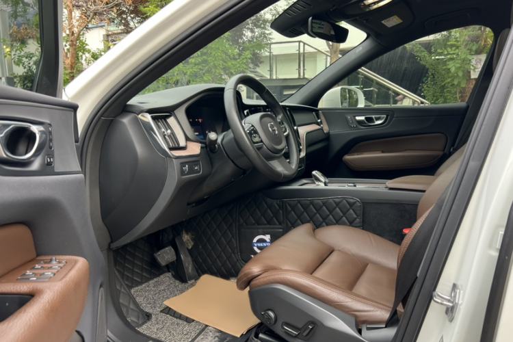 Used Volvo XC60 2022 B5 4x4 Smart Luxury Edition Interior 7