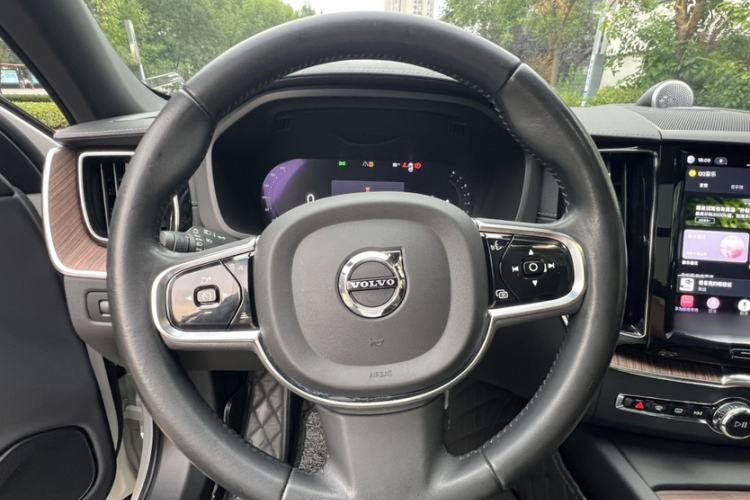Used Volvo XC60 2022 B5 4x4 Smart Luxury Edition Interior 9