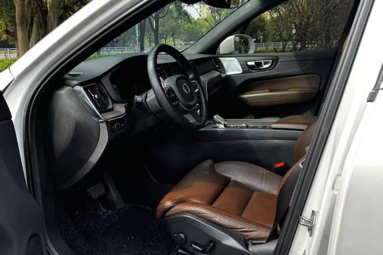 Used Volvo XC60 2022 B5 4x4 Smart Luxury Edition Left Front Seat