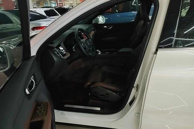 Used Volvo XC60 2022 B5 4x4 Smart Luxury Edition Left Front Seat