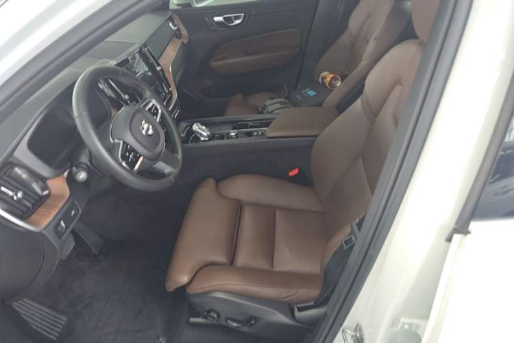 Used Volvo XC60 2022 B5 4x4 Smart Luxury Edition Left Front Seat