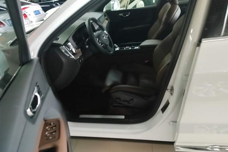 Used Volvo XC60 2022 B5 4x4 Smart Luxury Edition Left Front Seat