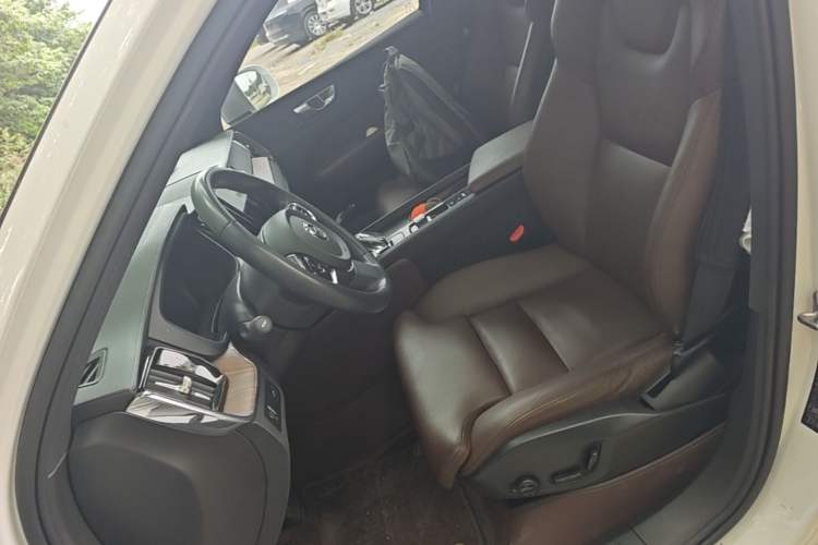 Used Volvo XC60 2022 B5 4x4 Smart Luxury Edition Left Front Seat
