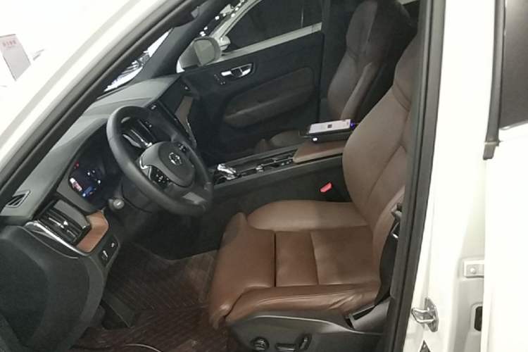Used Volvo XC60 2022 B5 4x4 Smart Luxury Edition Left Front Seat