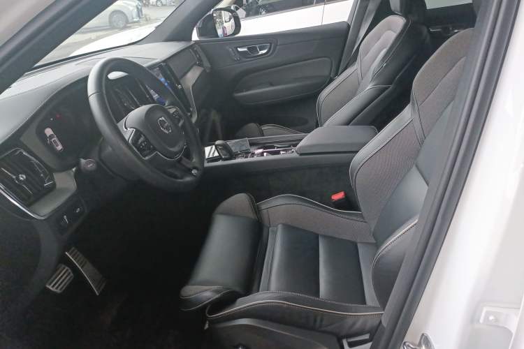 Used Volvo XC60 2022 B5 4x4 Smart & Advanced Sport Edition Left Front Seat