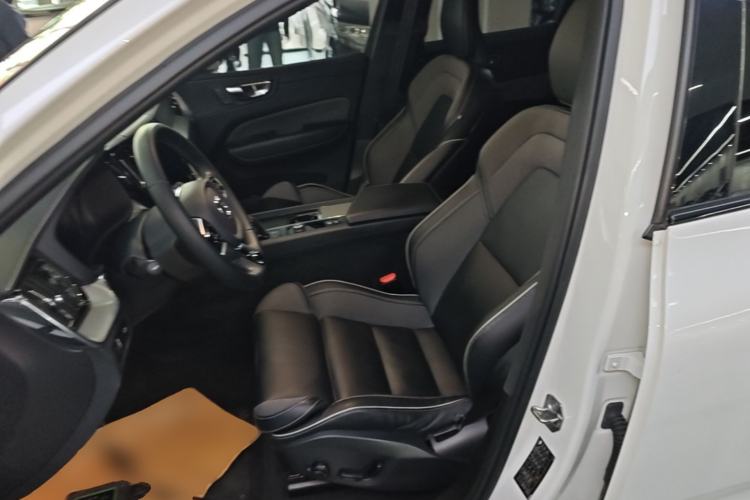 Used Volvo XC60 2022 B5 4x4 Smart & Advanced Sport Edition Left Front Seat