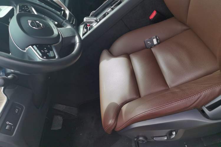 Used Volvo XC60 2022 B5 4x4 Smart Luxury Edition Left Front Seat