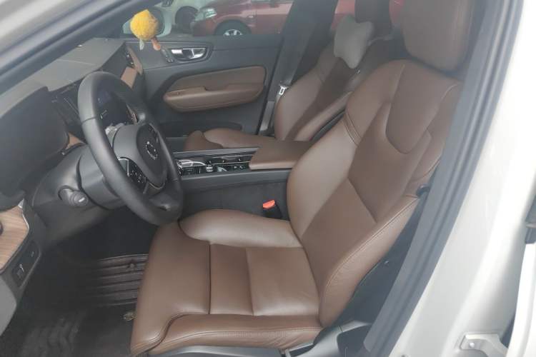 Used Volvo XC60 2022 B5 4x4 Smart Luxury Edition Left Front Seat