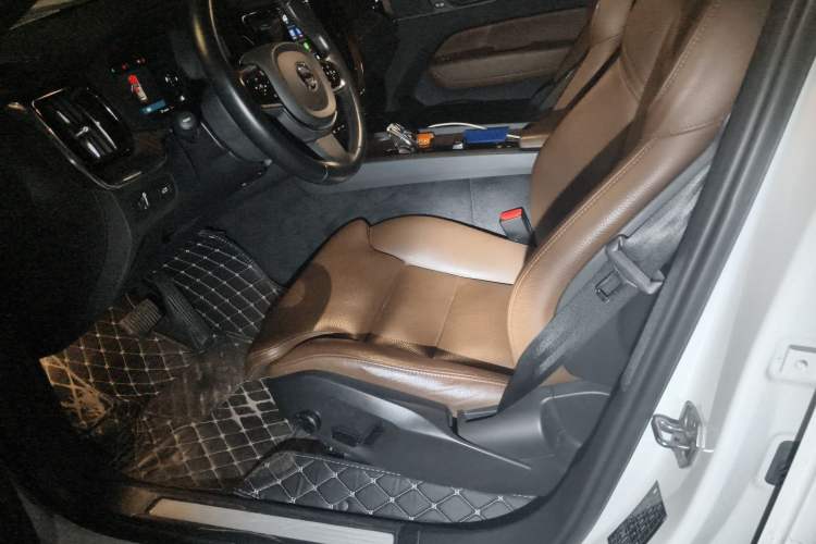Used Volvo XC60 2022 B5 4x4 Smart Luxury Edition Left Front Seat
