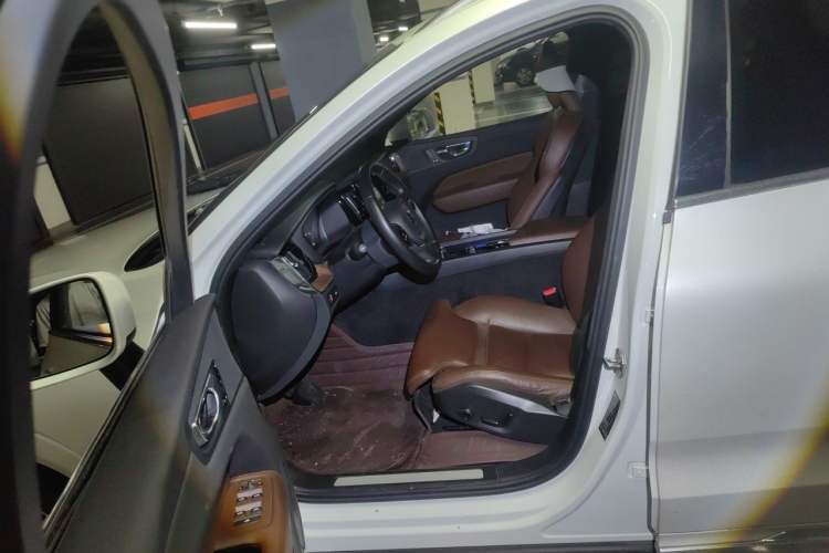 Used Volvo XC60 2022 B5 4x4 Smart Luxury Edition Left Front Seat