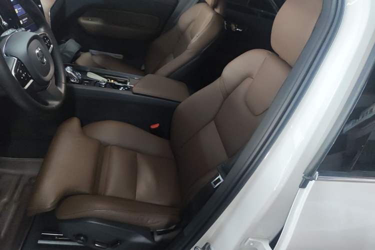 Used Volvo XC60 2022 B5 4x4 Smart Luxury Edition Left Front Seat