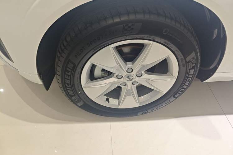 Used Volvo XC60 2022 B5 4x4 Zhiyi Luxury Edition Left Front Wheel Hub