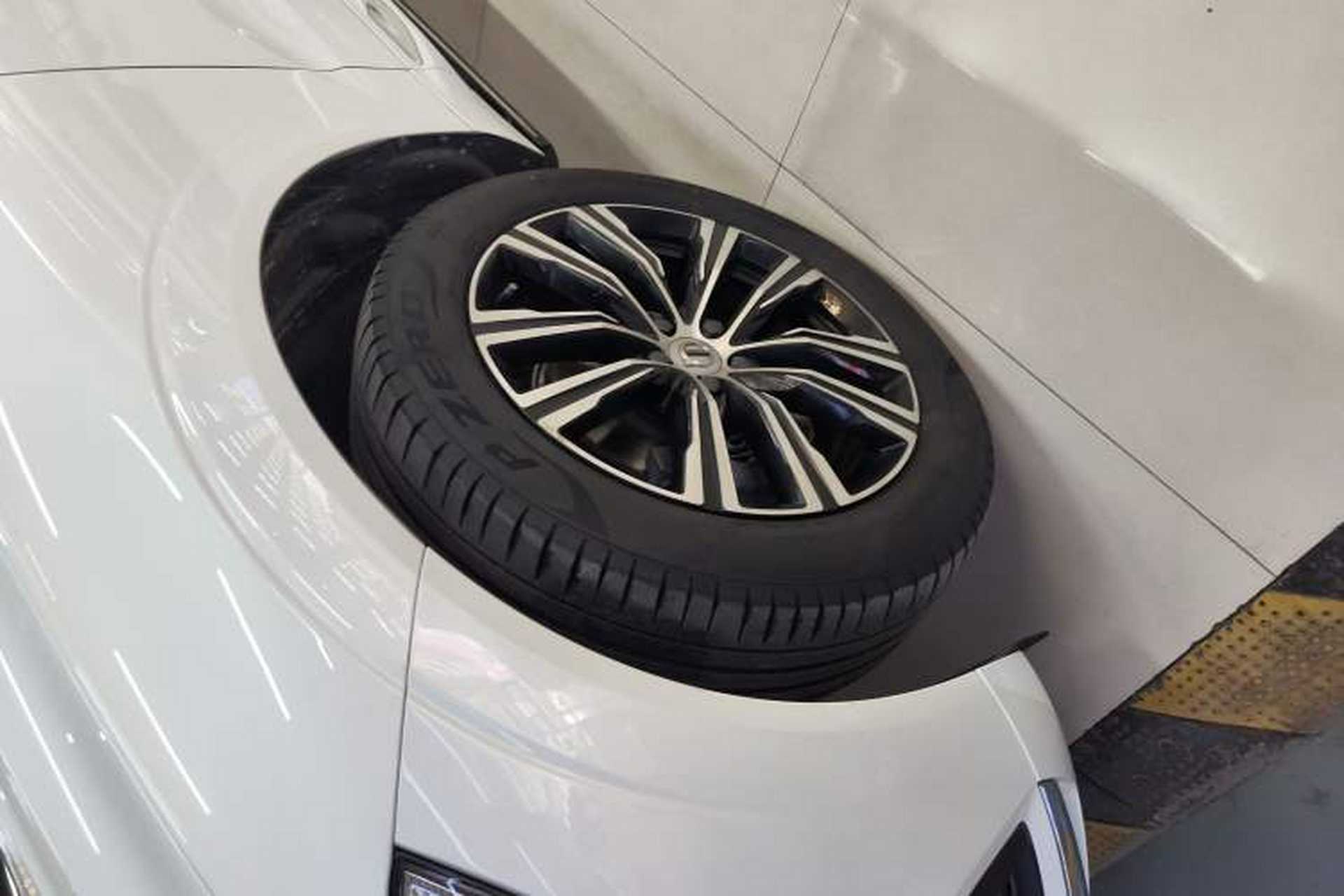 Used Volvo XC60 2022 B5 4x4 Smart Luxury Edition Left Front Wheel Hub