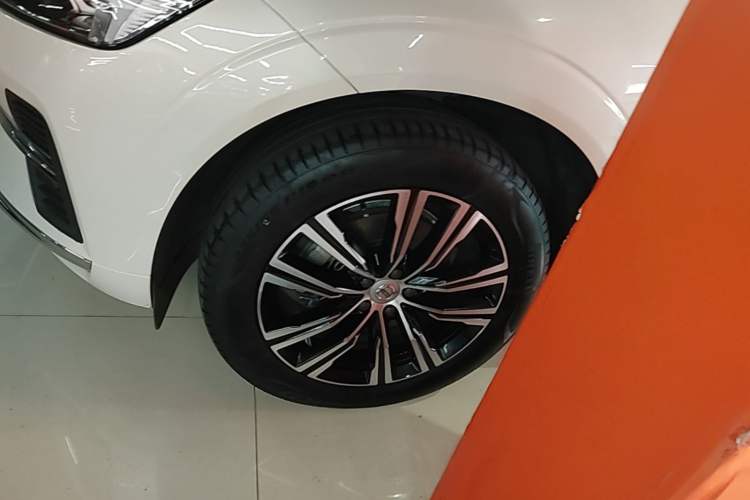 Used Volvo XC60 2022 B5 4x4 Smart Luxury Edition Left Front Wheel Hub