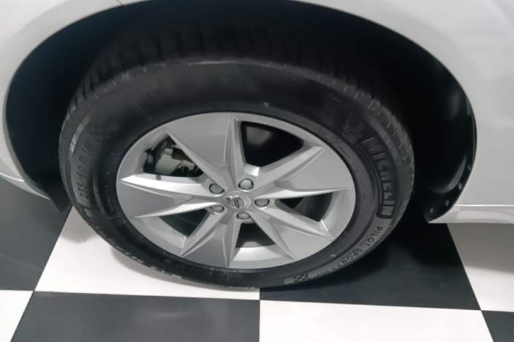 Used Volvo XC60 2022 B5 4x4 Zhiyi Luxury Edition Left Front Wheel Hub