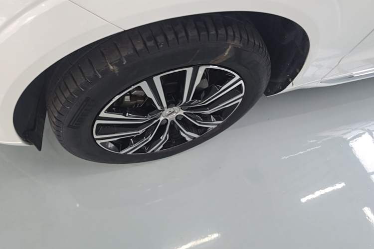 Used Volvo XC60 2022 B5 4x4 Smart Luxury Edition Left Front Wheel Hub