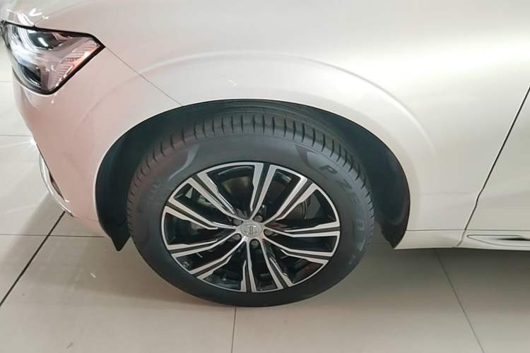 Used Volvo XC60 2022 B5 4x4 Smart Luxury Edition Left Front Wheel Hub