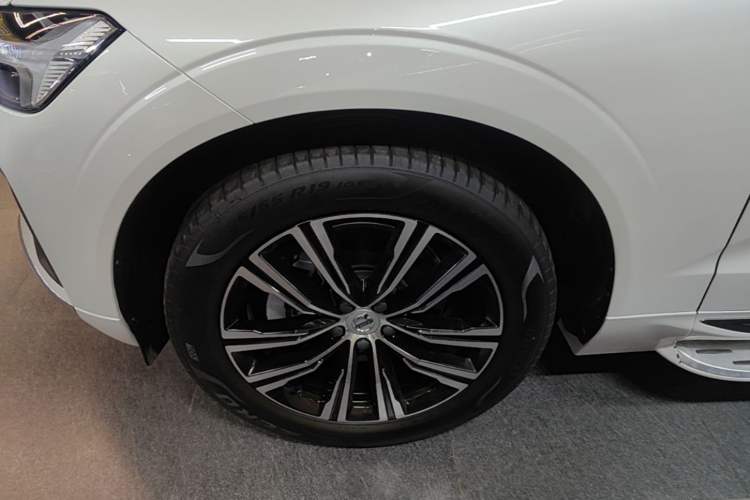 Used Volvo XC60 2022 B5 4x4 Smart Luxury Edition Left Front Wheel Hub