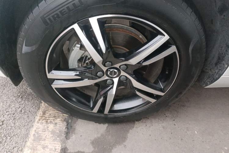 Used Volvo XC60 2022 B5 4x4 Smart & Advanced Sport Edition Left Front Wheel Hub
