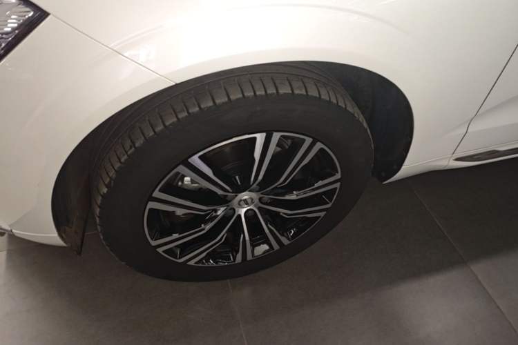 Used Volvo XC60 2022 B5 4x4 Smart Luxury Edition Left Front Wheel Hub