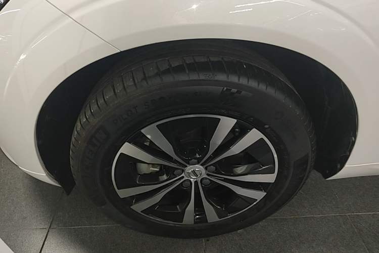 Used Volvo XC60 2022 B5 4x4 Zhiyi Luxury Edition Left Front Wheel Hub