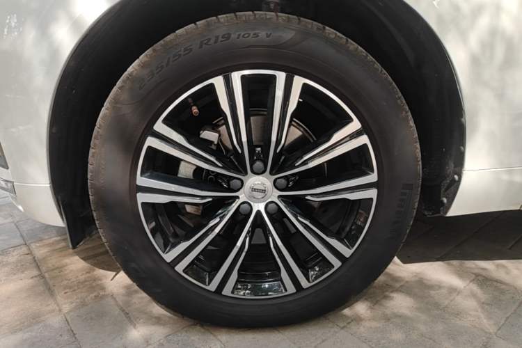 Used Volvo XC60 2022 B5 4x4 Smart Luxury Edition Left Front Wheel Hub