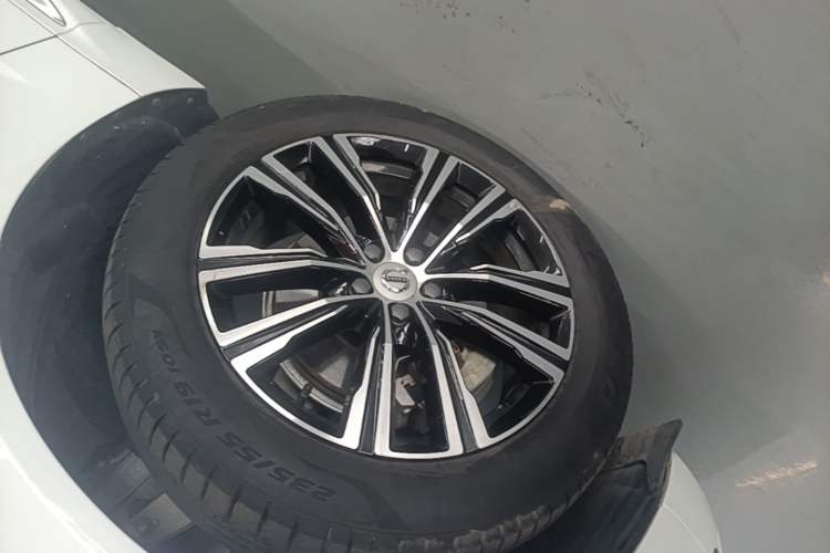 Used Volvo XC60 2022 B5 4x4 Smart Luxury Edition Left Front Wheel Hub