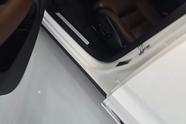 Used Volvo XC60 2022 B5 4x4 Smart Luxury Edition Left Side Sill
