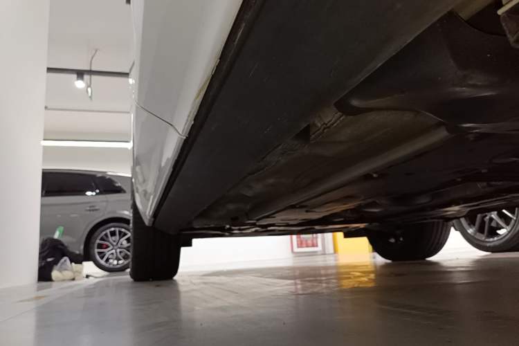 Used Volvo XC60 2022 B5 4x4 Smart Luxury Edition Left Side Sill