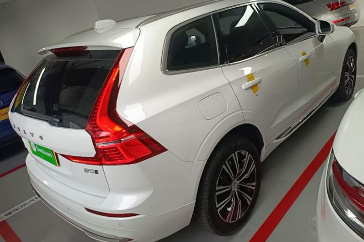 Used Volvo XC60 2022 B5 4x4 Smart Luxury Edition Rear Right 45 Deg