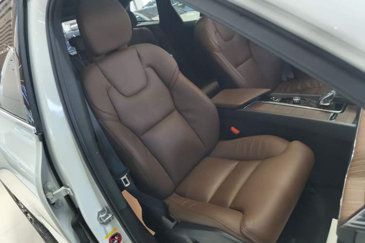 Used Volvo XC60 2022 B5 4x4 Smart Luxury Edition Right Front Seat
