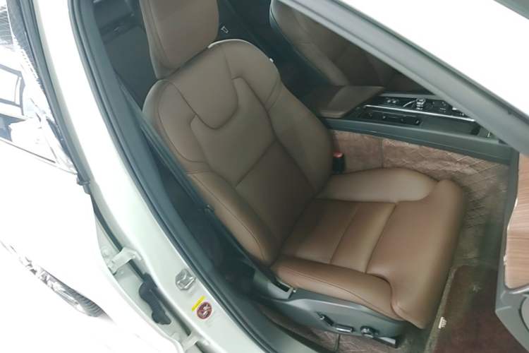 Used Volvo XC60 2022 B5 4x4 Smart Luxury Edition Right Front Seat