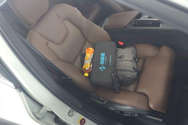 Used Volvo XC60 2022 B5 4x4 Smart Luxury Edition Right Front Seat