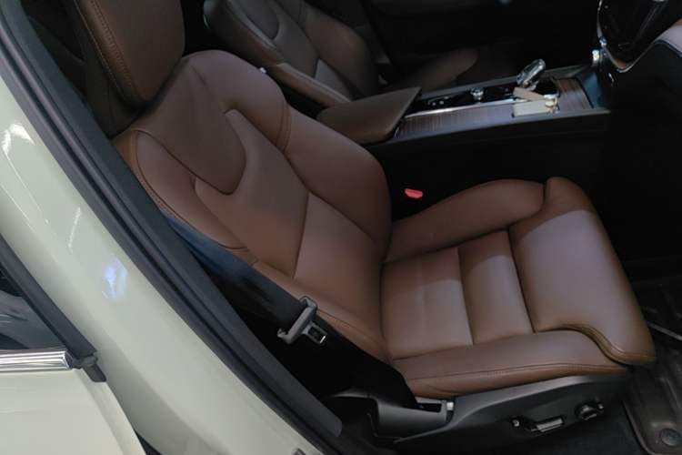 Used Volvo XC60 2022 B5 4x4 Smart Luxury Edition Right Front Seat