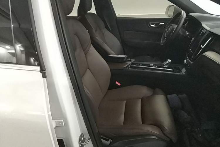 Used Volvo XC60 2022 B5 4x4 Smart Luxury Edition Right Front Seat
