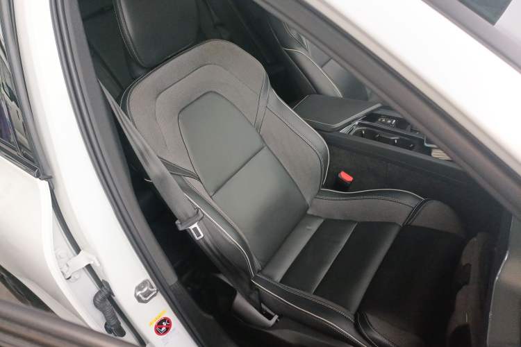 Used Volvo XC60 2022 B5 4x4 Smart & Advanced Sport Edition Right Front Seat