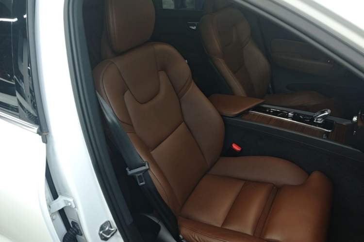 Used Volvo XC60 2022 B5 4x4 Smart Luxury Edition Right Front Seat