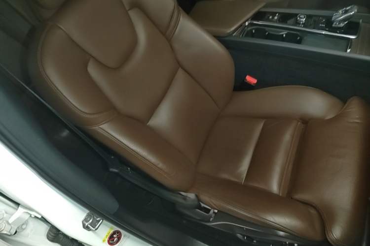 Used Volvo XC60 2022 B5 4x4 Smart Luxury Edition Right Front Seat
