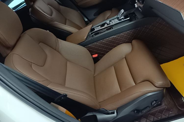 Used Volvo XC60 2022 B5 4x4 Smart Luxury Edition Right Front Seat